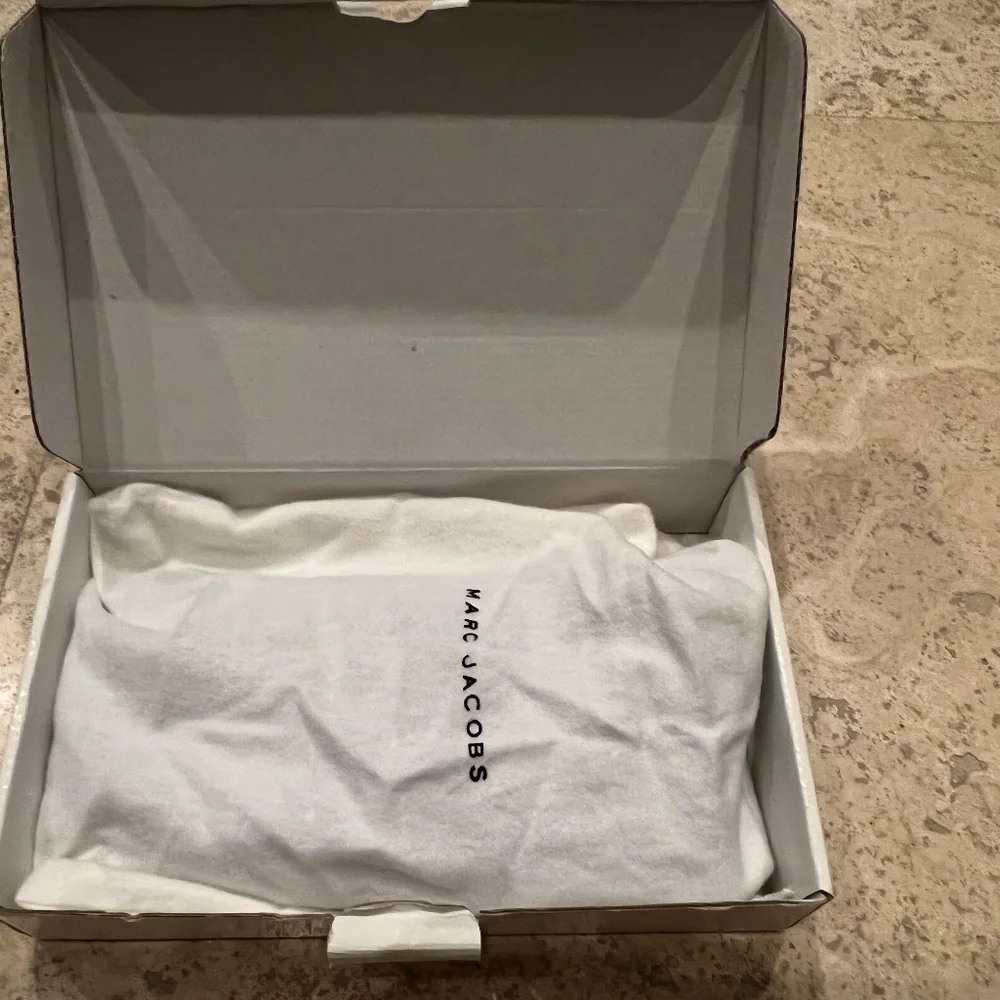 New Marc Jacobs Black Leather Wallet with Silver Hardware - Picture 7 of 9